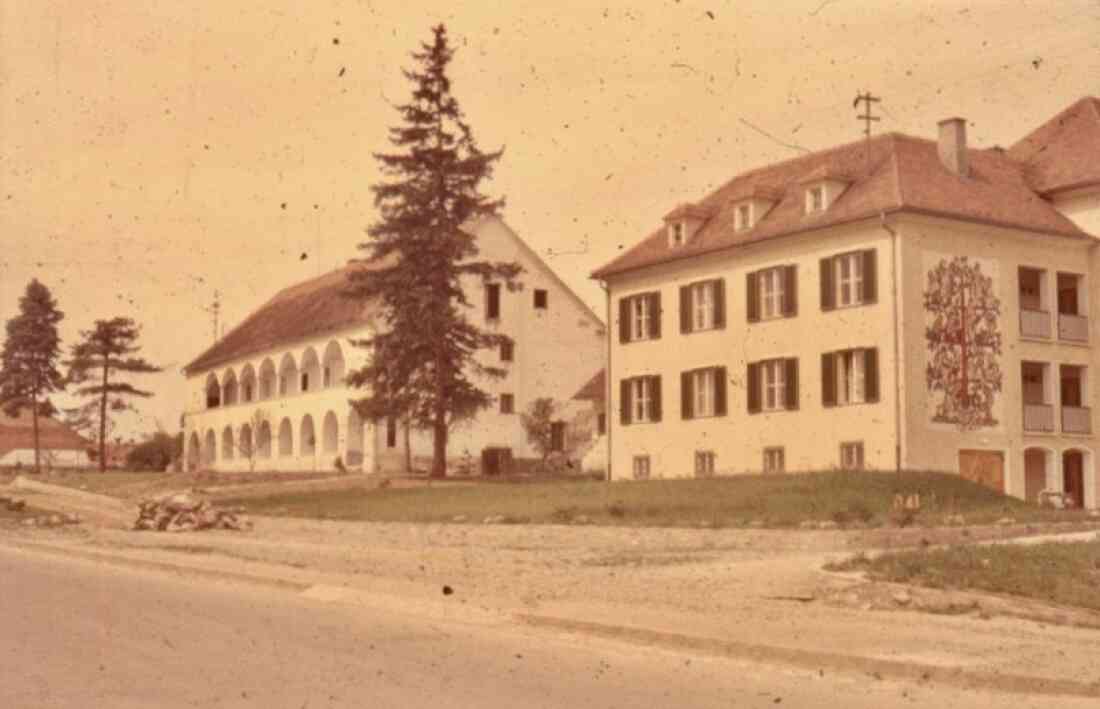 Hauptstraße mit dem Kastell und ehemaligen Museum und der Hauptschule