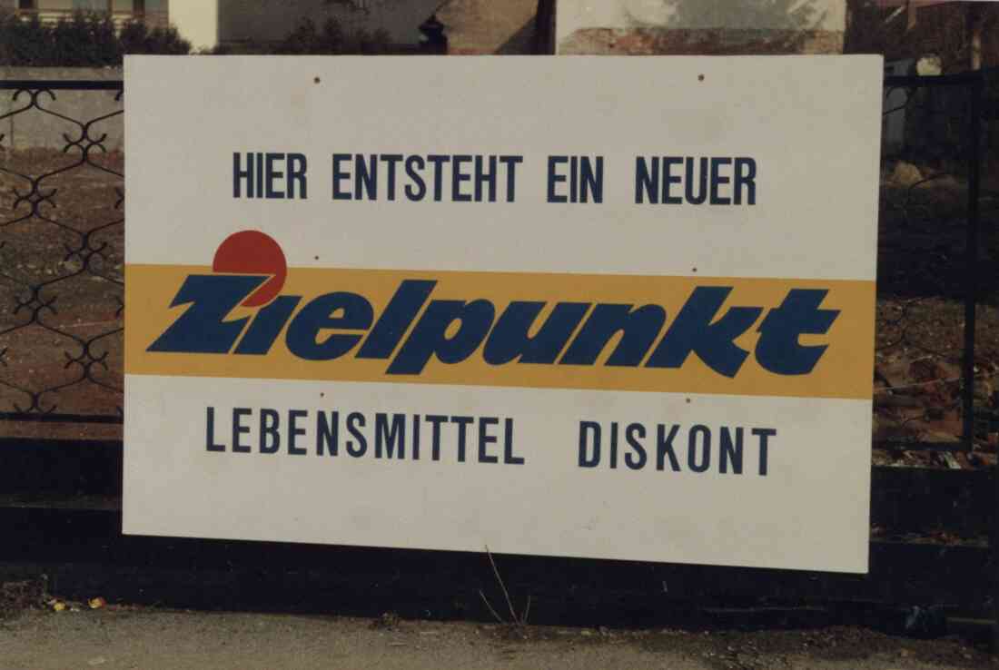 Neubau des Zielpunkt Geschäftes am Hauptplatz im Jahr 1989