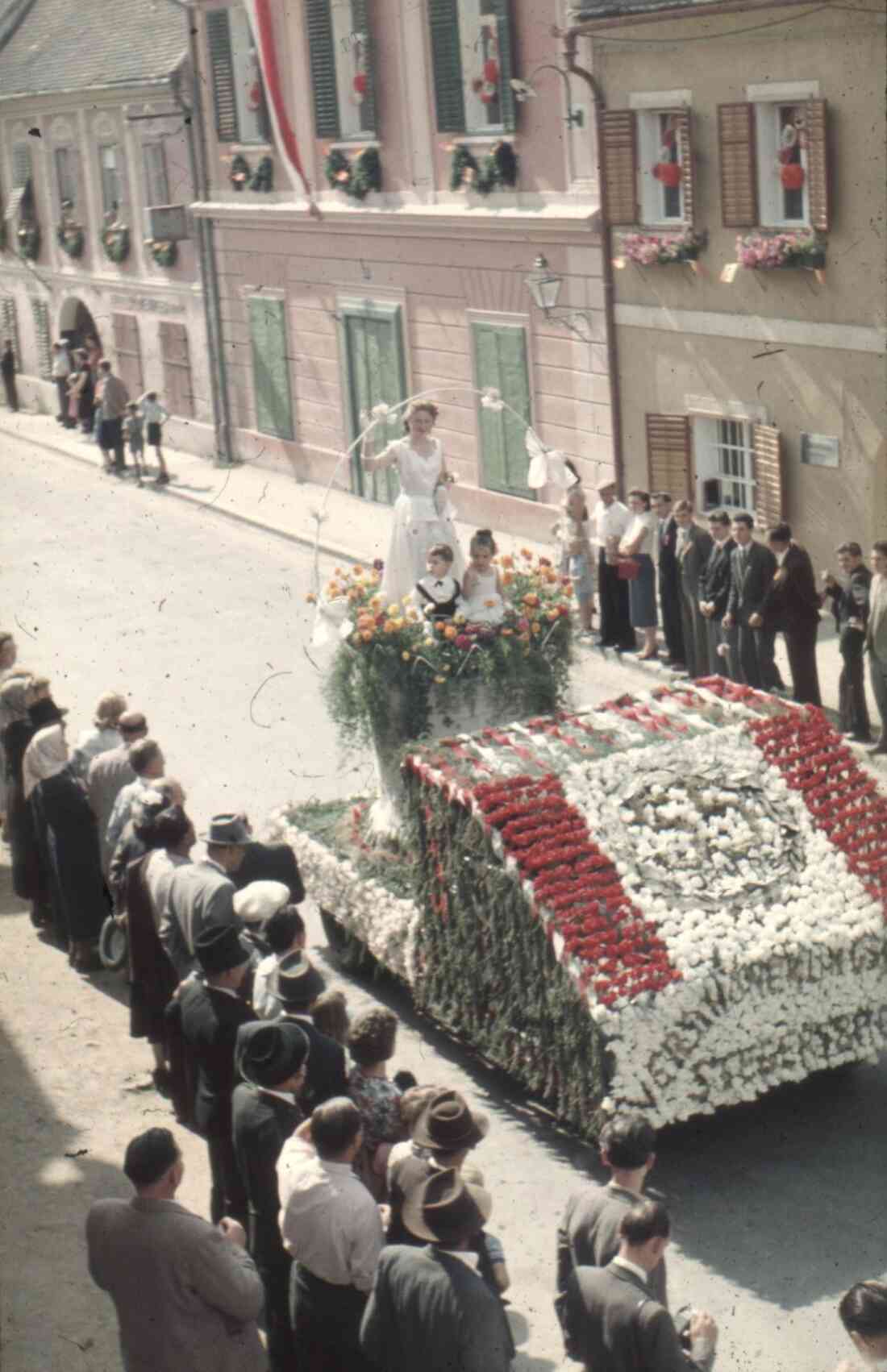 Volksfest und Blumenkorso 1955 in der Herrengasse mit Elfriede Pichler, Peter Schöpe und Ilse Bauer