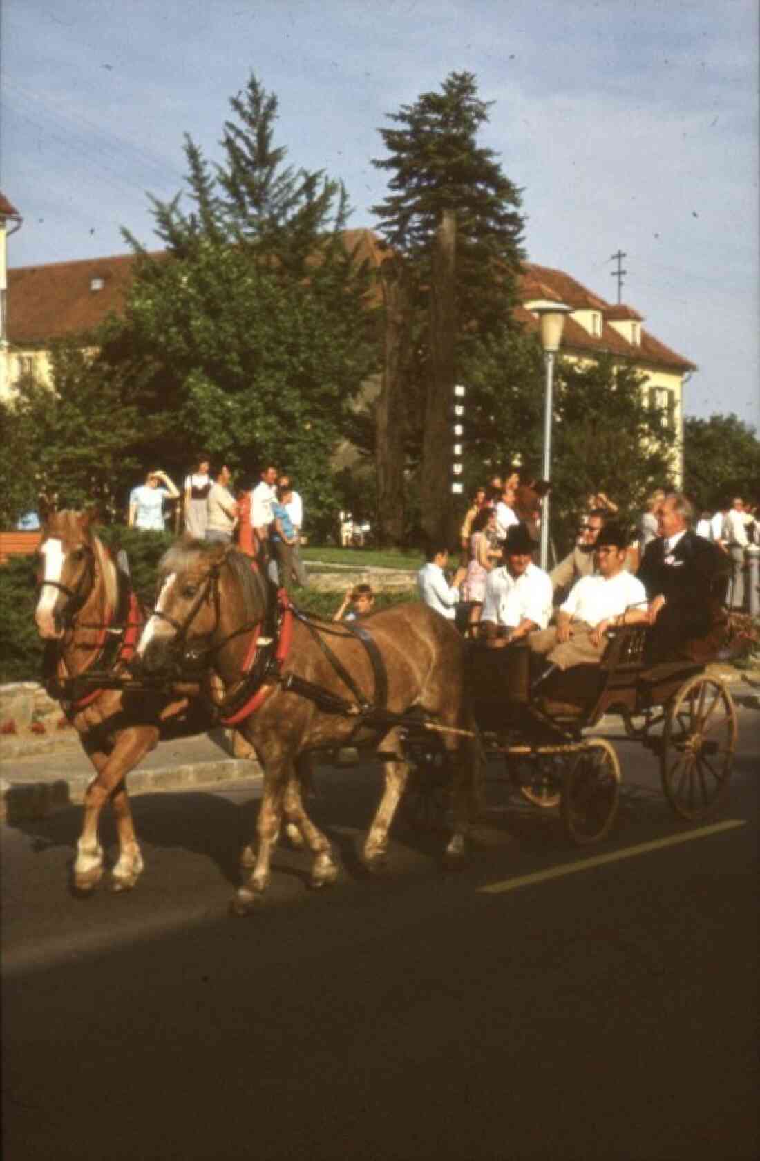 Amerika - Woche 1975 mit dem Reitverein Stegersbach in der Hauptstraße und der Hauptschule